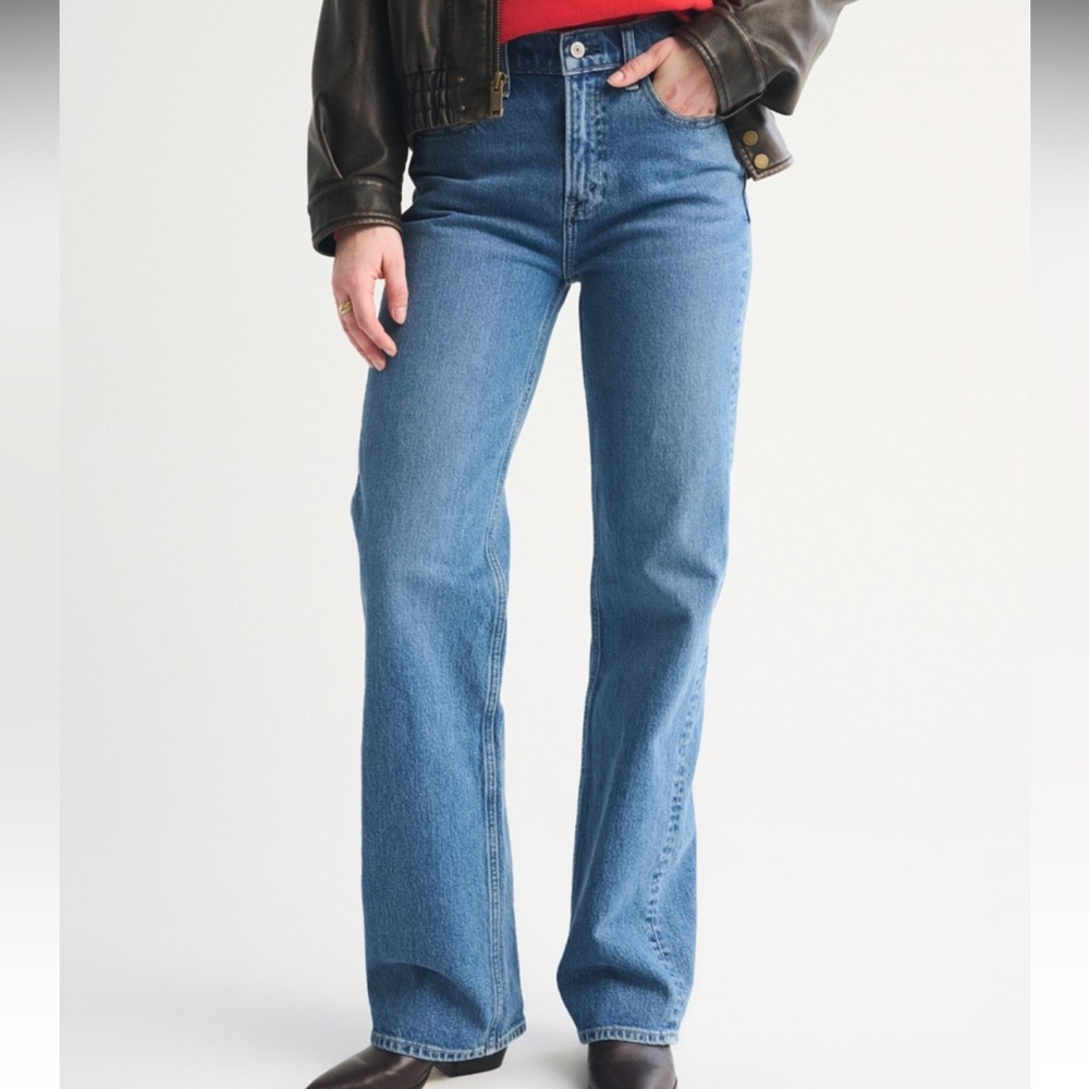 Abercrombie & Fitch High Rise 90’s Relaxed NYC Embroidered Jean